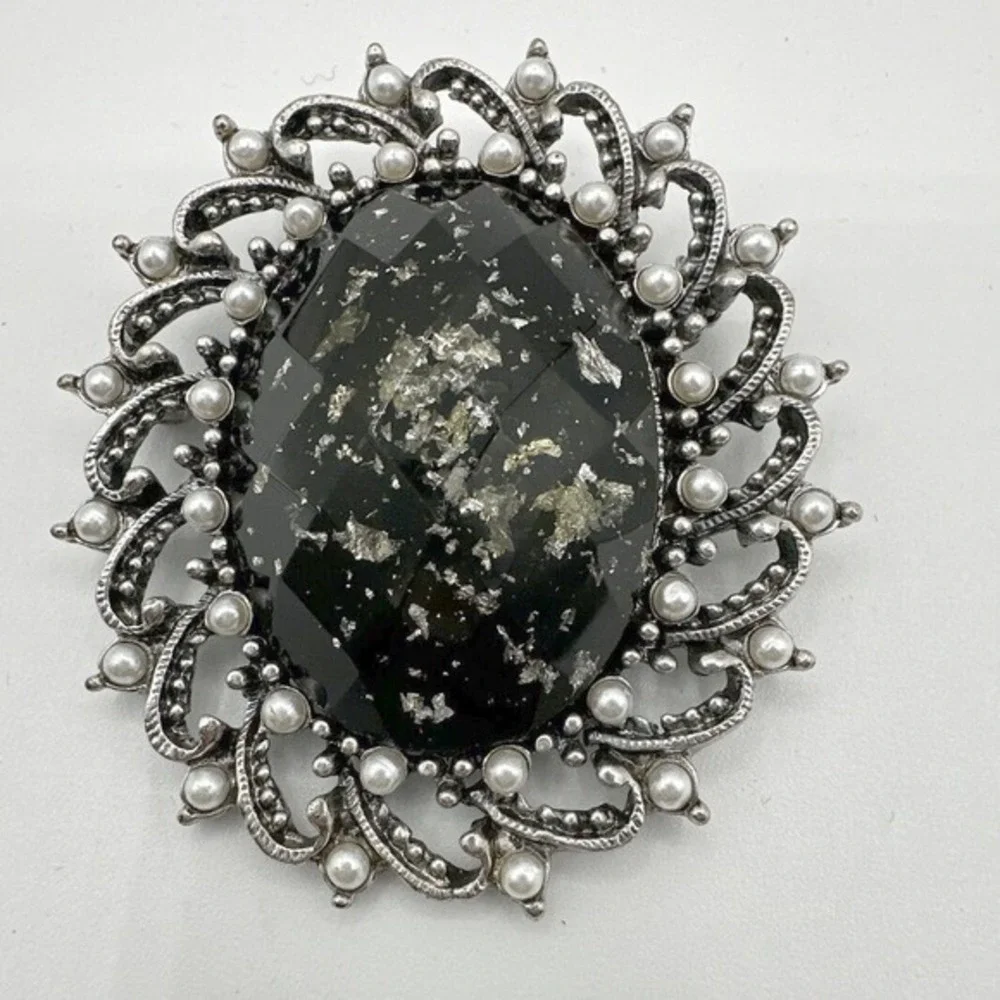 Vintage Silver Tone Black Gold Foil Flake Faux Pearl Filigree Oval Brooch‎ J-01